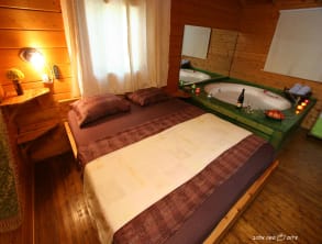 בפרדס%20של%20הרמן%20בקתות%20עץ%20עם%20גקוזי%20,%20בית%20הלל